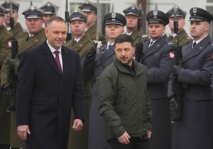 Poljski predsednik Karol Navrocki i ukrajinski Volodimir Zelenski na ceremoniji dobrodošlice uoči sastanka u Varšavi 19. decembra