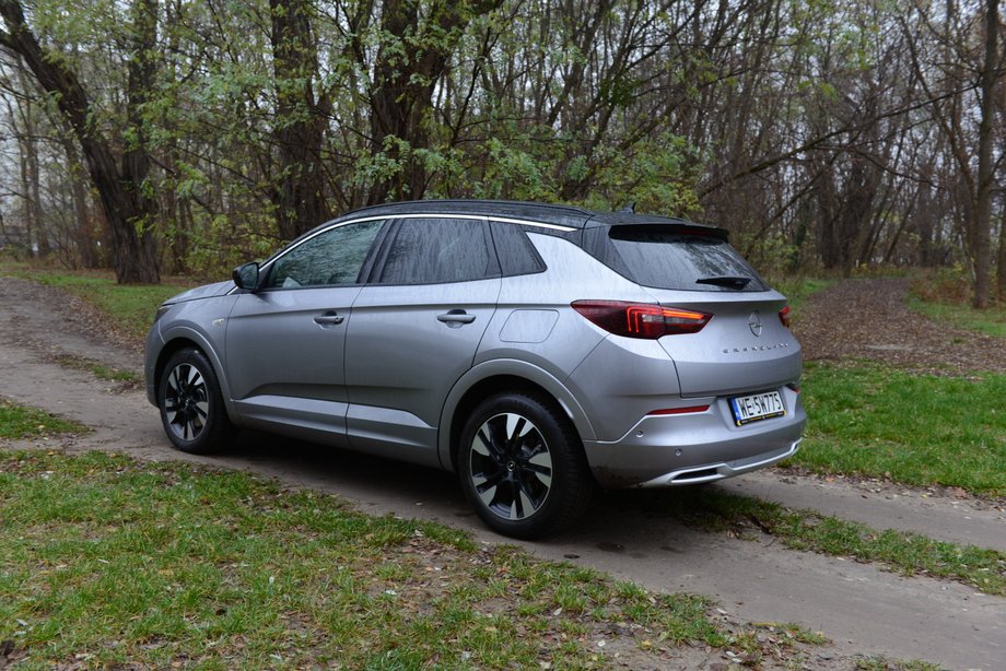 Opel Grandland PHEV ma interesującą, elegancką sylwetkę, choć jego linie są raczej stonowane. Nie jest to samochód, który kupimy, by zwracać uwagę na ulicy.