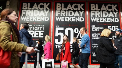 Black Friday czarny piątek zakupy kolejka sklep