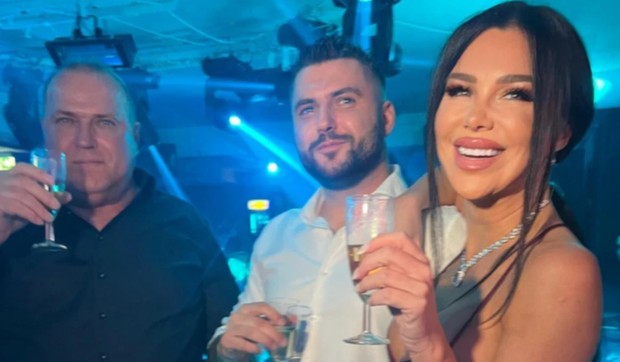 Mustafa, Asmin, Stanija