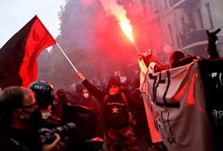 Demonstracje pierwszomajowe w Berlinie. Burmistrz zaatakowana jajkami