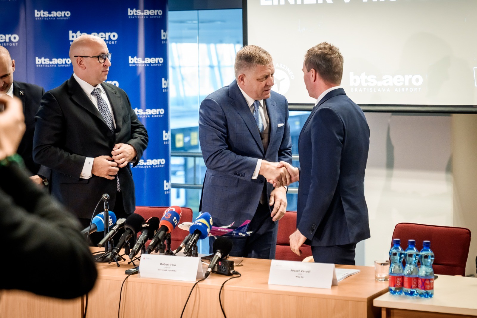 Minister Jozef Ráž, premiér Robert Fico a riaditeľ spoločnosti Wizz Air József Váradi.