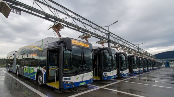 Najwcześniej, bo jeszcze w tym roku, pojazdy zasilane energią elektryczną będą się ładować w nowej lokalizacji przy pętli Rżąka (to lokalizacja wybrana z myślą o pojazdach kursujących na linii nr 144). W następnej kolejności ładowarki zostały zaplanowane na pętli Azory, na Wzgórzach Krzesławickich oraz przy al. Przyjaźni.