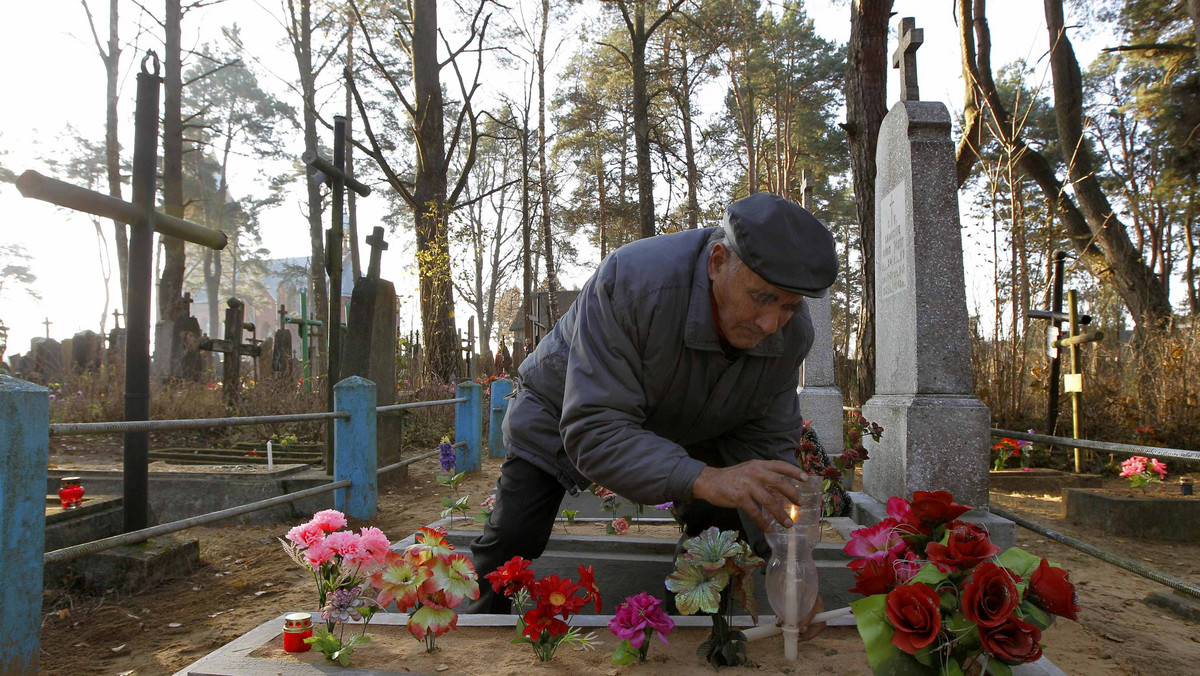 Na Białorusi polskie miejsca pamięci odwiedzane są od kilku dni przez przedstawicieli Polonii i dyplomatów, którzy stawiają znicze na polskich grobach rozsianych po całym kraju.