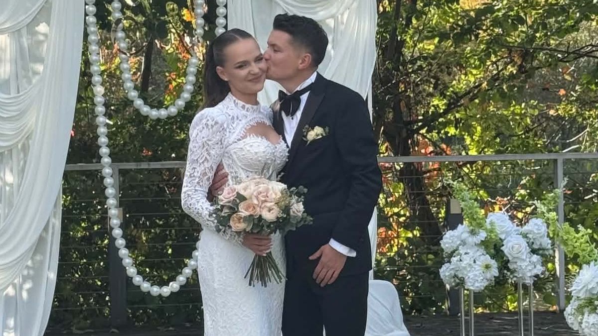 Gestul făcut de doi miri la cununie i-a emoționat pe invitați. Maestrul Nicolae Botgros și Mariana Căpitănescu le-au cântat la nuntă