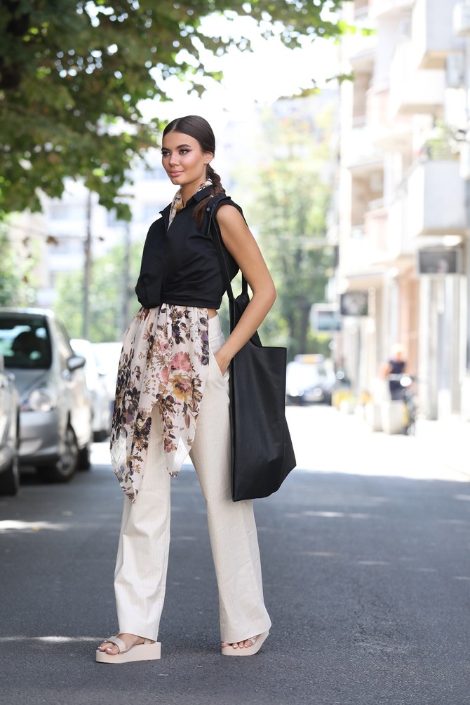 Bluza i tašna „P.... S.... fashion“, pantalone „Tiffany“, marama „Lindex“, sandale „Metro“