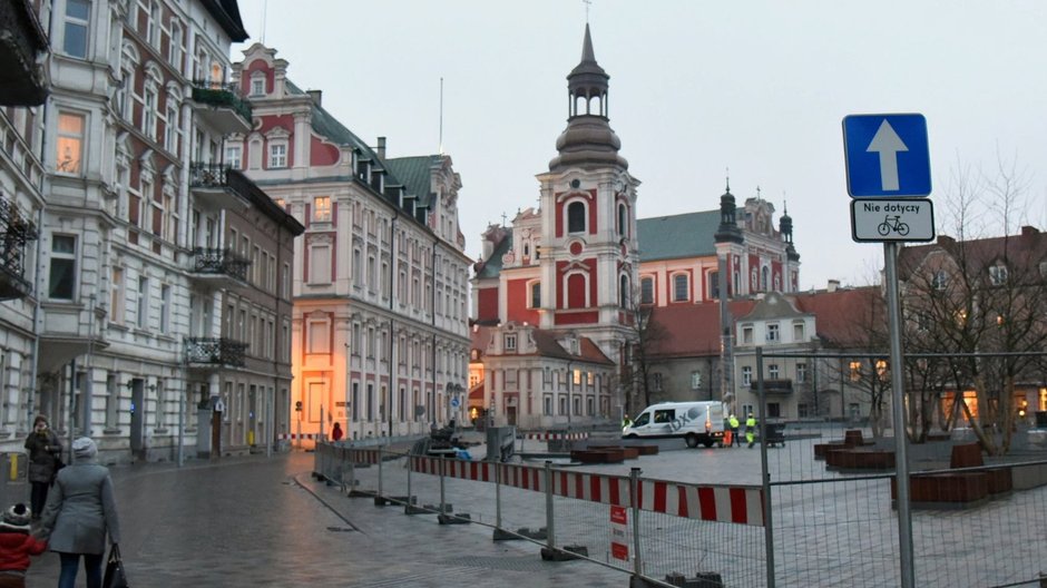 Wprowadzono stałą organizację ruchu na pl. Kolegiackim fot. UMP