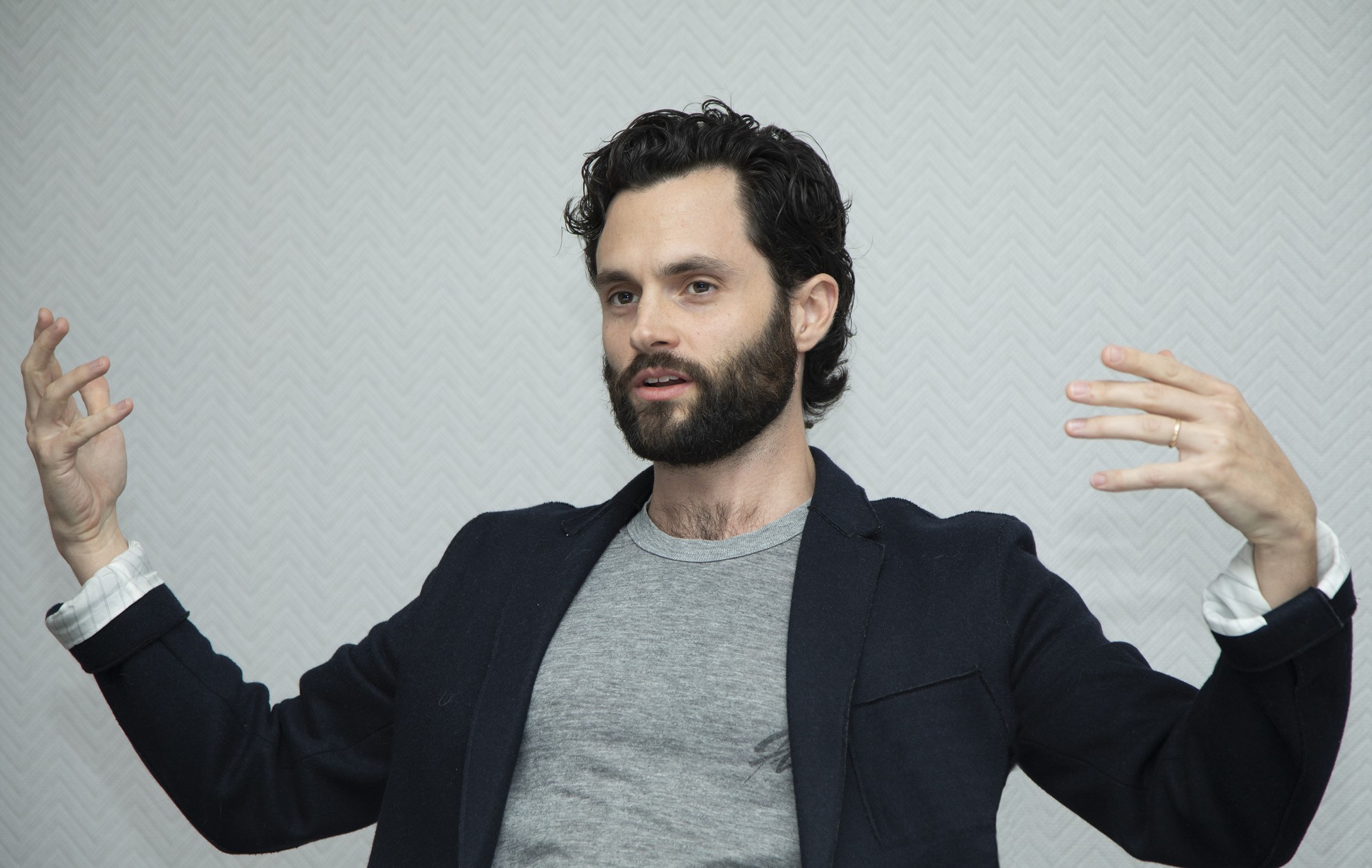 Penn Badgley ako Joe