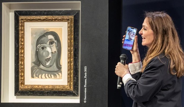 Ari Odara, koji se vidi na ekranu telefona, izvučen je nasumično među više od 120.000 kupaca karata širom sveta, a svako od njih je platio po 100 evra za učešće | Foto: EPA