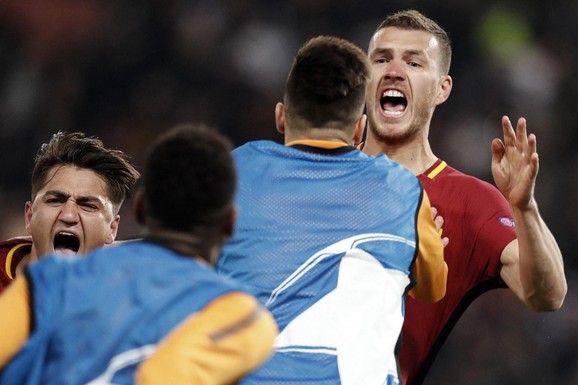 Edin Džeko slavi gol sa saigračima