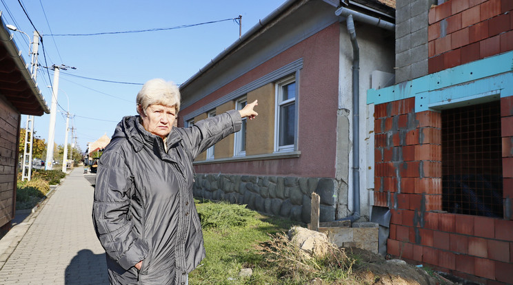 Erzsike néni teljesen kiborult, a két ház közé egy papírlap sem férne, szerinte ez így biztos nem jó./ fotó: Fuszek Gábor