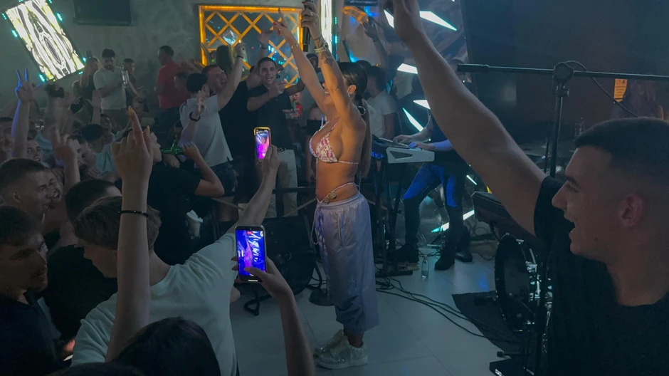 Sandra Afrika na nastupu u bikiniju i patikama