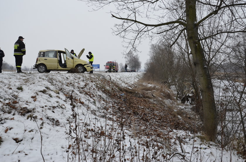 Auto wjechało do rzeki