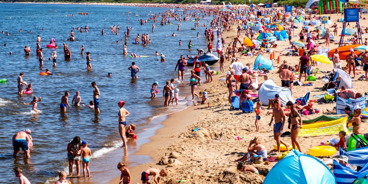 Piękna pogoda, koronawirus i strach przed ponownym zamknięciem spowodowały, że Polacy tłumnie ruszyli nad Bałtyk. Marketingowcy zatarli ręce i podnieśli ceny. Znacznie.