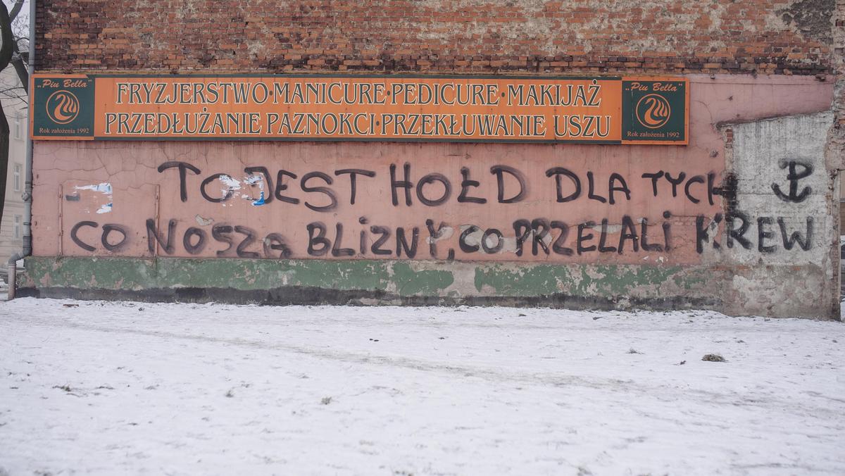 Legnica, napis na murze dla żołnierzy wyklętych