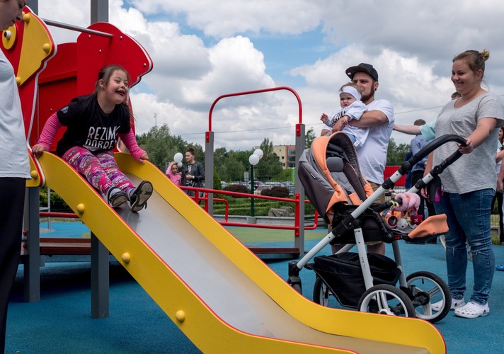 YOUTUBER REZIGIUSZ OTWORZYŁ REHABILITACYJNY PLAC ZABAW DLA DZIECI