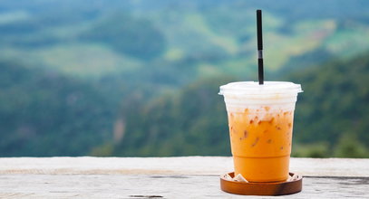 Mrożona herbata z mlekiem – egzotyczna alternatywa dla mrożonych kaw. Jak ją przygotować?
