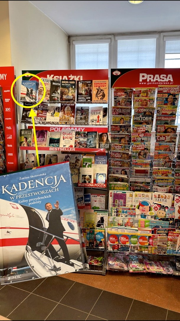 Kadencja w przestworzach. Kulisy prezydenckich podróży Żakliny Skowrońskiej ma godną ekspozycję w placówce pocztowej.