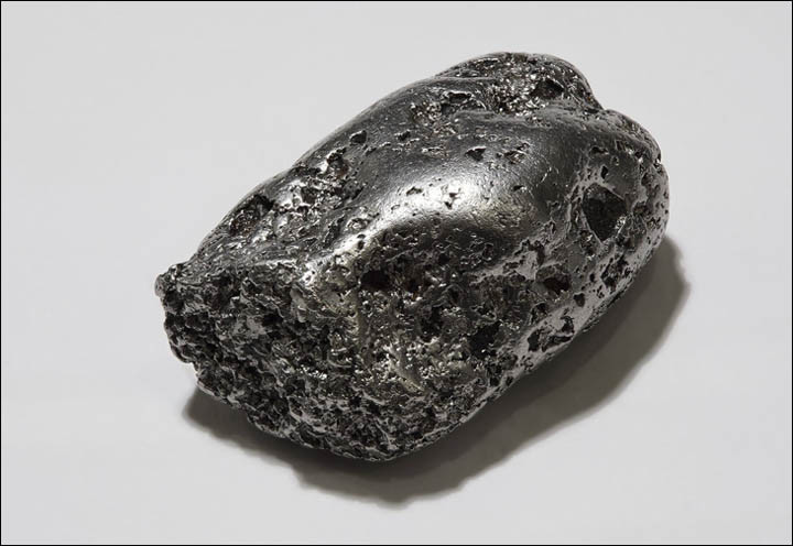 Platynowa bryłka o wymiarach 35×23×14 mm i wadze 112 g, znaleziona w Kondjor