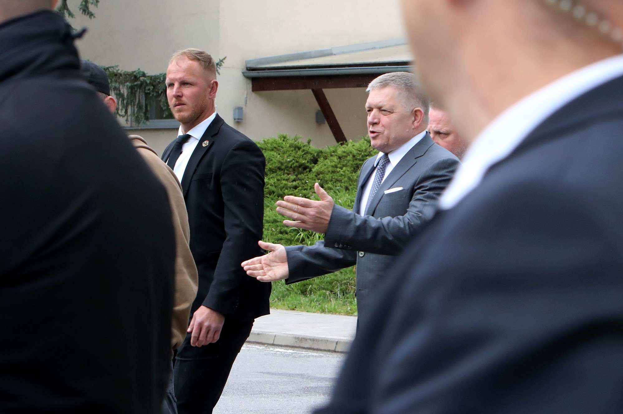 Predseda vlády Robert Fico prichádza k svojim priaznivcom v Handlovej pri príležitosti 2. výročia atentátu.