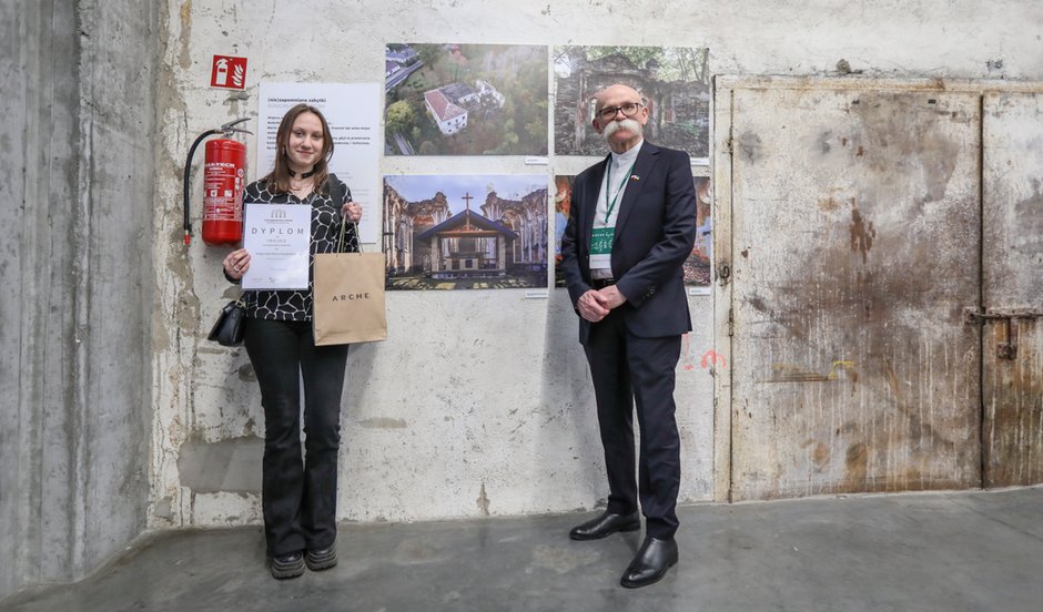 Tegoroczna zwyciężczyni konkursu Małgorzata Wiktoria Kozłowska  i prezes Arche Władysław Grochowski