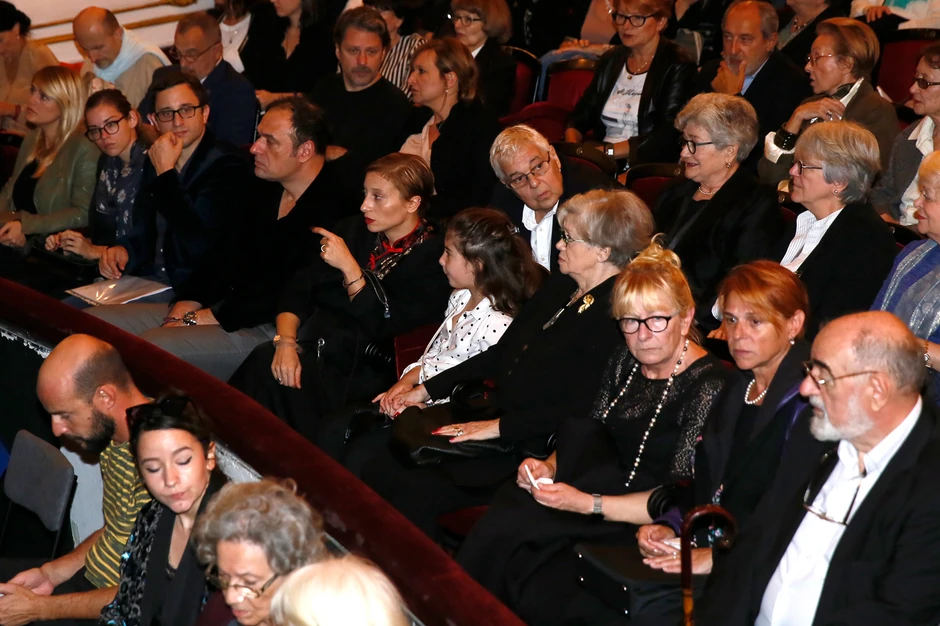 Porodica Ejdus tokom komemoracije: U sredini Vanja pokazuje ćerkici nešto dok ona čvrsto drži baku za ruku. Desno od Vanje je njen suprug, desno od njega brat Filip Ejdus...