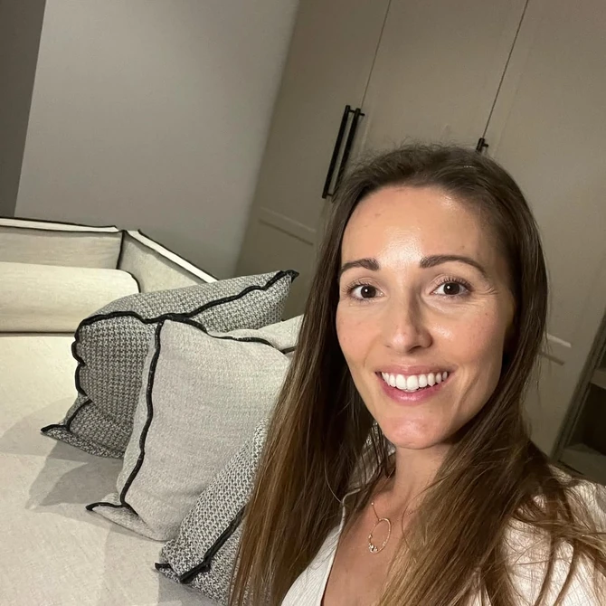 Jelena Đoković praktikuje jogu lica