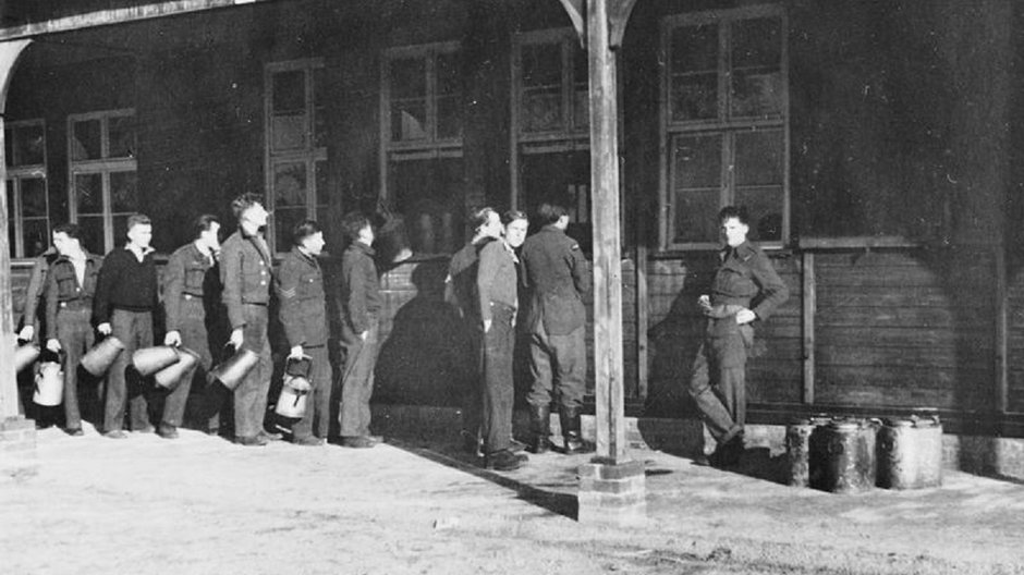 Więźniowie Stalag Luft III w czasie wydawania posiłków