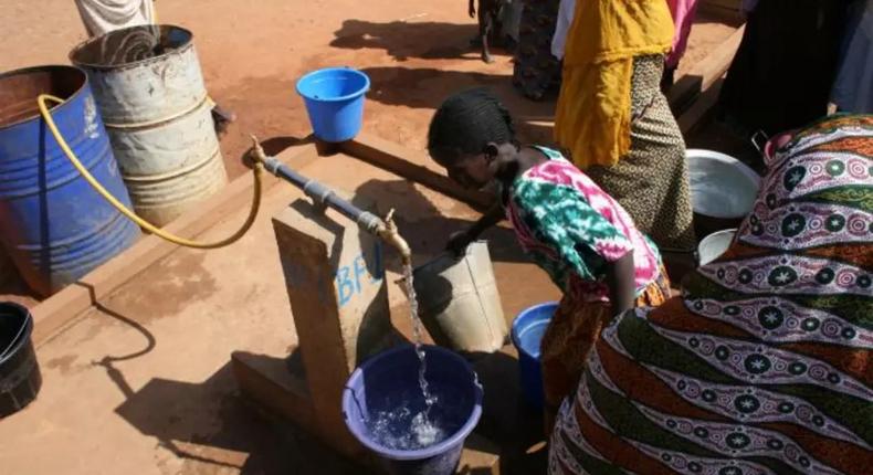 Selon-l OMS -un-milliard-d Africains-consommeraient-de-l eau-contaminée-CMorin-Gibourg
