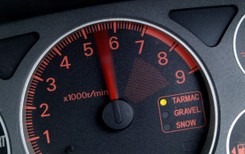 Auta z okresu Chrztu Polski? Absurdy w rządowym systemie za 600 mln zł