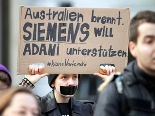 Protesty przeciwko uczestnictwu Siemensa w projekcie kopalni węgla w Australia