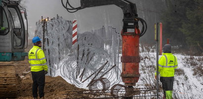 Warkot wiertnic we wsi Tołcze. „Fakt” przygląda się budowie zapory na granicy z Białorusią [WIDEO]