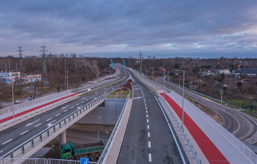 AWW wiadukt nad ulicą Wilczą. Po bokach obustronne drogi rowerowe i chodniki
