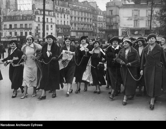 Sufrażystki skute łańcuchami w symbolicznym akcie przerwania okowów na placu Bastylii w 1935 r.