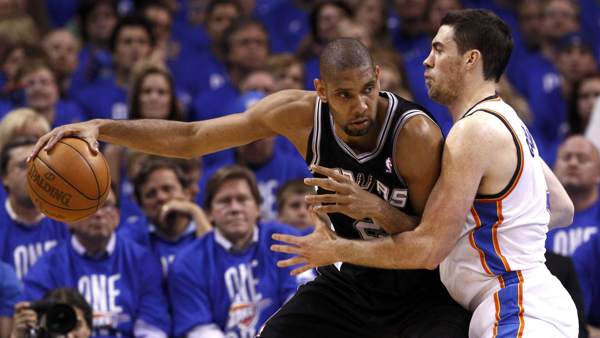 Piątkowe mecze w koszykarskiej lidze NBA nie były szczęśliwe dla zespołów z Los Angeles. Clippers przegrali z San Antonio Spurs 102:104 i spadli na czwarte miejsce w Konferencji Zachodniej, a Lakers zostali wyprzedzeni w zestawieniu przez Utah Jazz i gdyby sezon zasadniczy się skończył, Jeziorowcy nie awansowaliby do play-off.