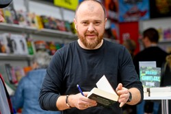 Wraca kultowy bestseller polskiego autora. Cykl z ekscentrycznym detektywem