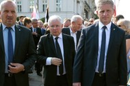 Jarosław Kaczyński w asyście ochroniarzy