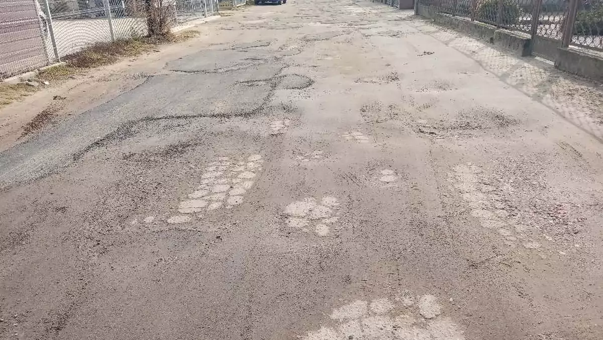 Naprawa dziurawej drogi w Poznaniu