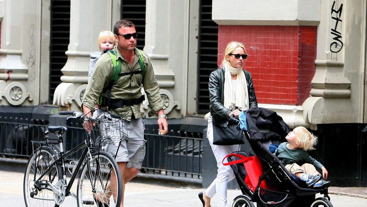 Naomi Watts i Liev Schreiber z synami: Alexandrem (3 l.) i Samuelem (1,5 roku) w Nowym Jorku