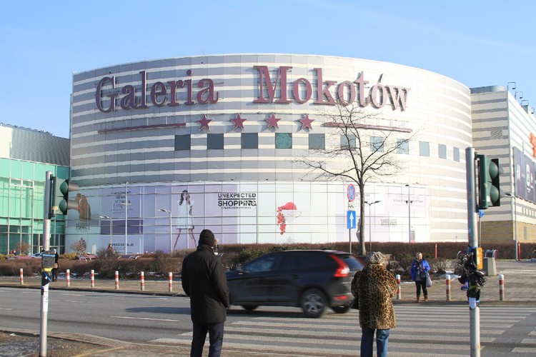 <strong>Dziś: Galeria Mokotów</strong>
<br></br>
Galeria Mokotów została oddana do użytku we wrześniu 2000 roku. W wyniku dwukrotnej rozbudowy (2002 i 2006) jej powierzchnia handlowa zwiększyła się do 62,5 tys. m². Na trzech poziomach znajduje się około 260 sklepów (m.in. hipermarket Carrefour) i punktów handlowych, fitness klub Calypso, kino Cinema City, inne usługi oraz parking dla 2300 samochodów.
<br></br>