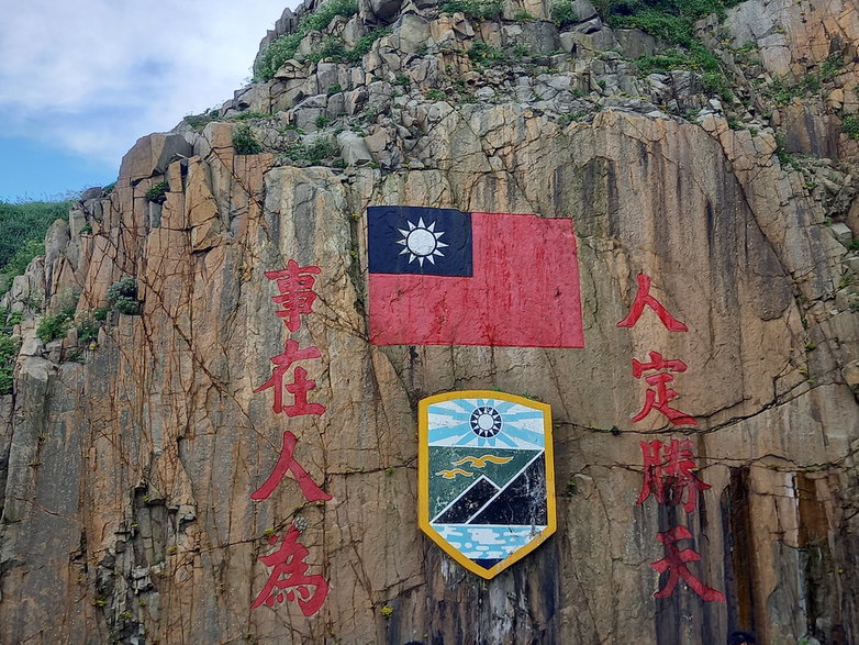Stary malunek z flagą Republiki Chińskiej na wysepce Dongyin. Napisy głoszą: "Człowiek może przezwyciężyć naturę. Wszystko zależy od wysiłku człowieka".
