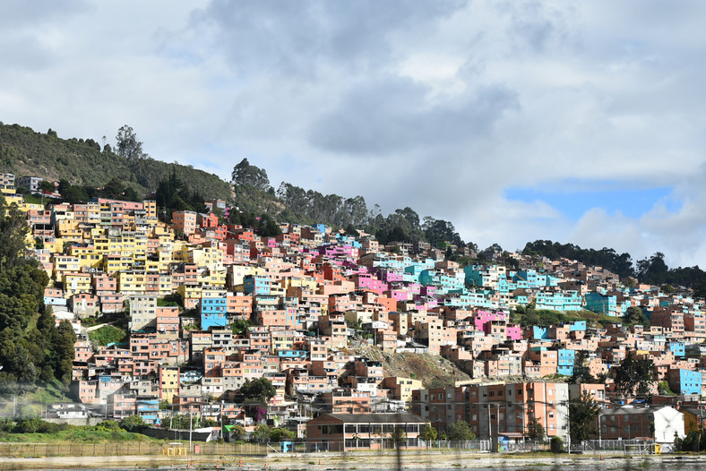 Barrio Los Puentes - biedna i niebezpieczna dzielnica na przedmieściach Bogoty z charakterystycznymi kolorowymi domkami