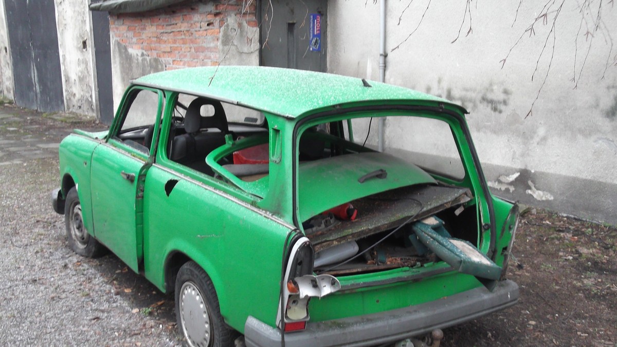 To prawdziwy rekord. W ubiegłym roku strażnicy miejscy doprowadzili do usunięcia ze stołecznych ulic i parkingów blisko dwóch tysięcy wraków samochodów. Ponad połowę zabrali sami właściciele.