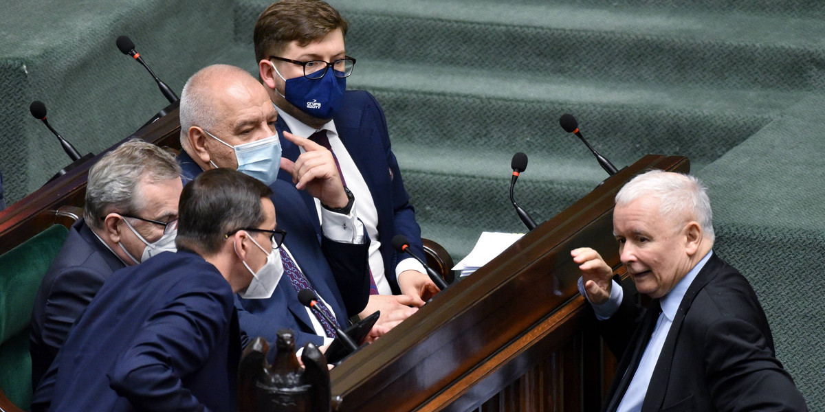 PiS traci poparcie. Nowy sondaż