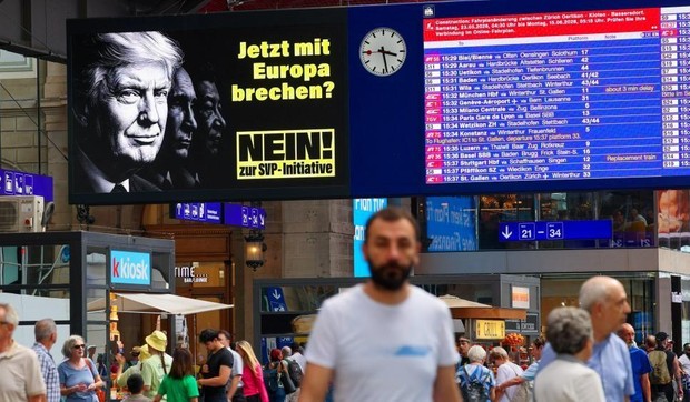 Na posterima koji pozivaju glasače da odbace ograničenje broja stanovnika su profili američkog, ruskog i kineskog predsednika, Donalda Trampa, Vladimira Putina i Si Đinpinga | Foto: Reuters