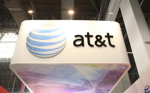 10. AT&T Inc. Wydatki na lobbing w 2012 r.: 17.340 mln USD. To największy dostawca usług telekomunikacyjnych w USA, który lobbuje przede wszystkim w sprawach dotyczących sieci telefonicznych i internetu szerokopasmowego, ale także podatków – zwykle bardzo skutecznie. Finansuje zarówno partię Republikanów, jak i Demokratów. Od 2005 do 2012 roku wydawała na lobbing średnio 14 tys. USD dziennie. Udało jej się m.in. uniemożliwić zwiększenie jawności w firmach telekomunikacyjnych, nie dopuścić do zniesienia opłat za usunięcie numeru z bazy danych czy oddalić starania o wprowadzenie kontroli stanowej nad cenami usług. Firmę tę, z początku pod inną nazwą, założył Alexander Graham Bell.