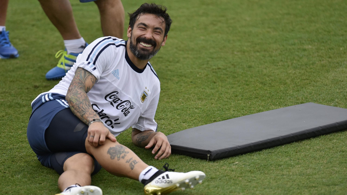 Ezequiel Lavezzi nie był brany pod uwagę przy ustalaniu składu Argentyny na mecz eliminacji mistrzostw świata 2018 przeciwko Kolumbii. Lokalny dziennikarz zasugerował, że piłkarz palił marihuanę i dlatego selekcjoner postanowił go odstawić.