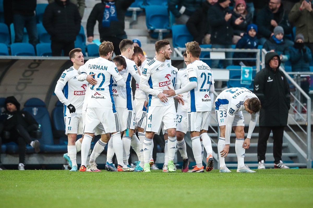 Piłkarze Wisły Płock cieszą się ze strzelonej bramki podczas meczu Ekstraklasy z Górnikiem Zabrze