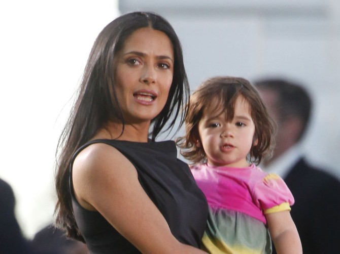 Salma Hajek sa ćerkom 2009. godine