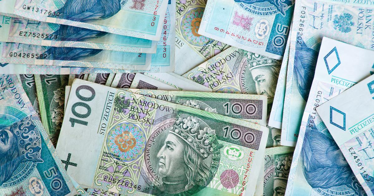  Kursy walut: Złoty we wtorek rano tracił do euro, dolara i franka